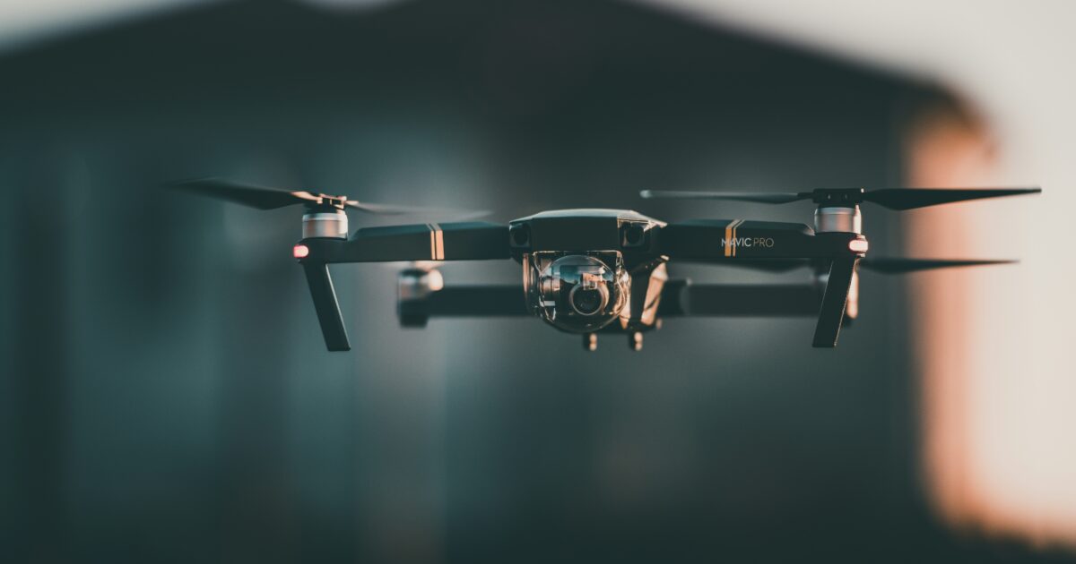 夕暮れ時に飛行するMavic Proドローンの正面