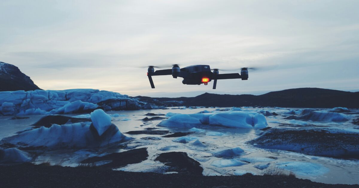 氷河地帯の上空を飛ぶMavicドローン