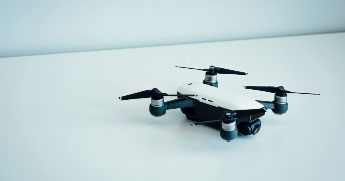 白いテーブルに置かれたコンパクトドローン