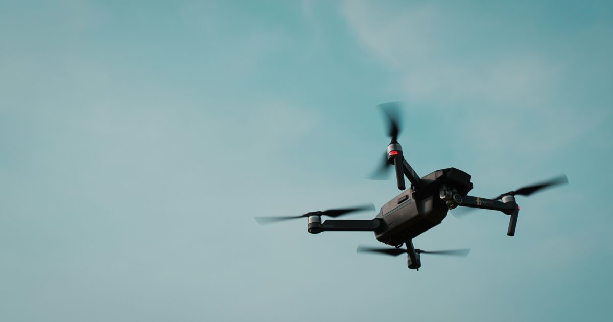 青空を背景に飛行するMavic Proドローン