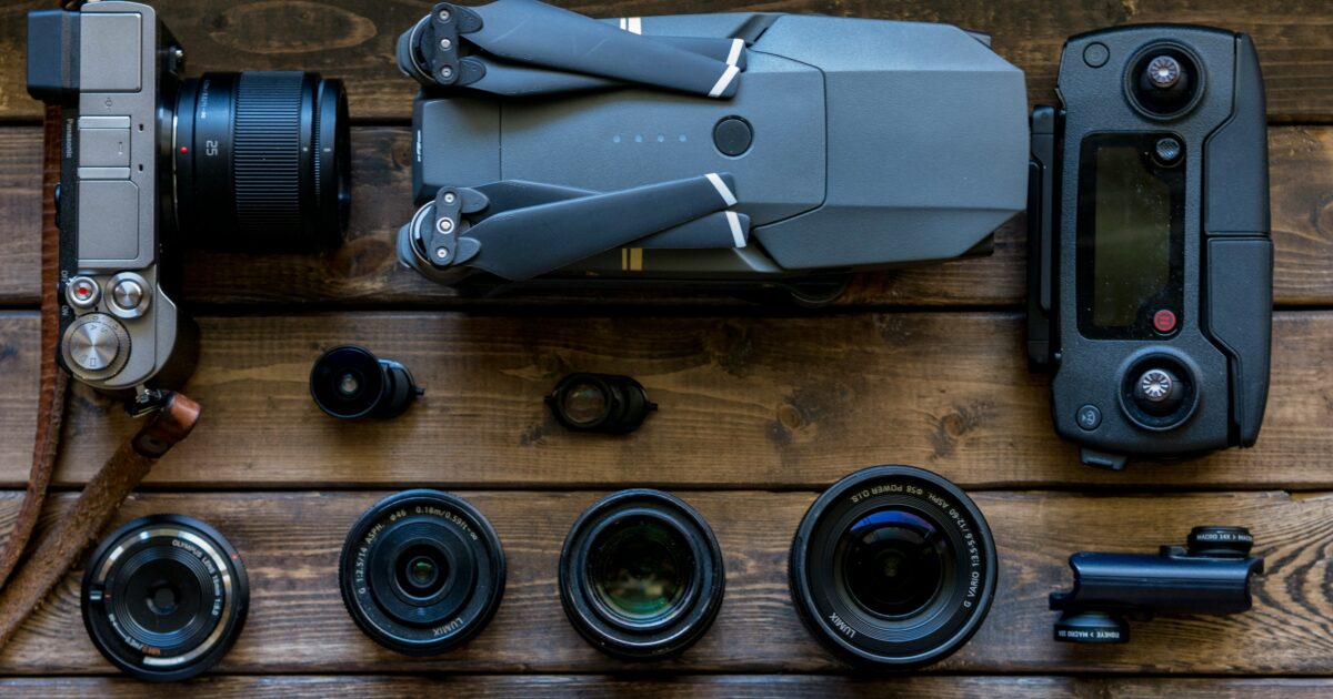 カメラとドローン用アクセサリーが並ぶフラットレイ