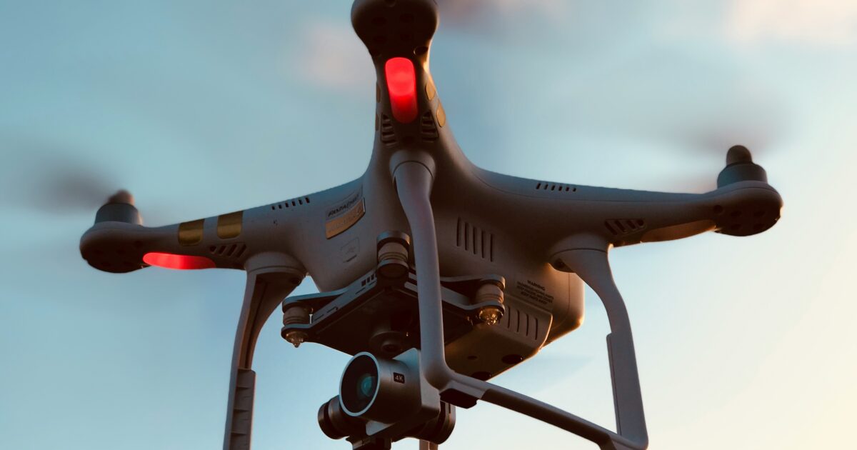 夕焼け空に浮かぶLEDライト付きドローンのクローズアップ