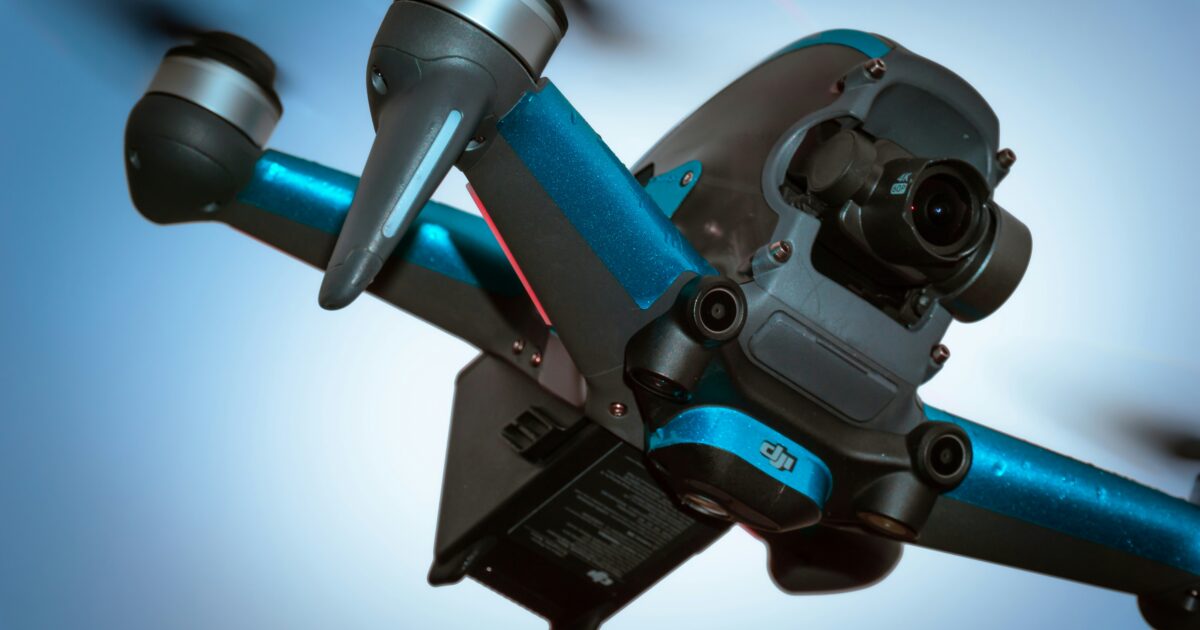 クローズアップで捉えた青いFPVドローン