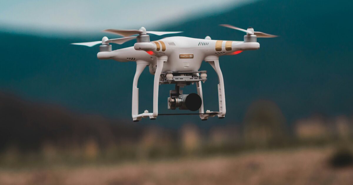 自然の中を飛行するPhantomシリーズドローン