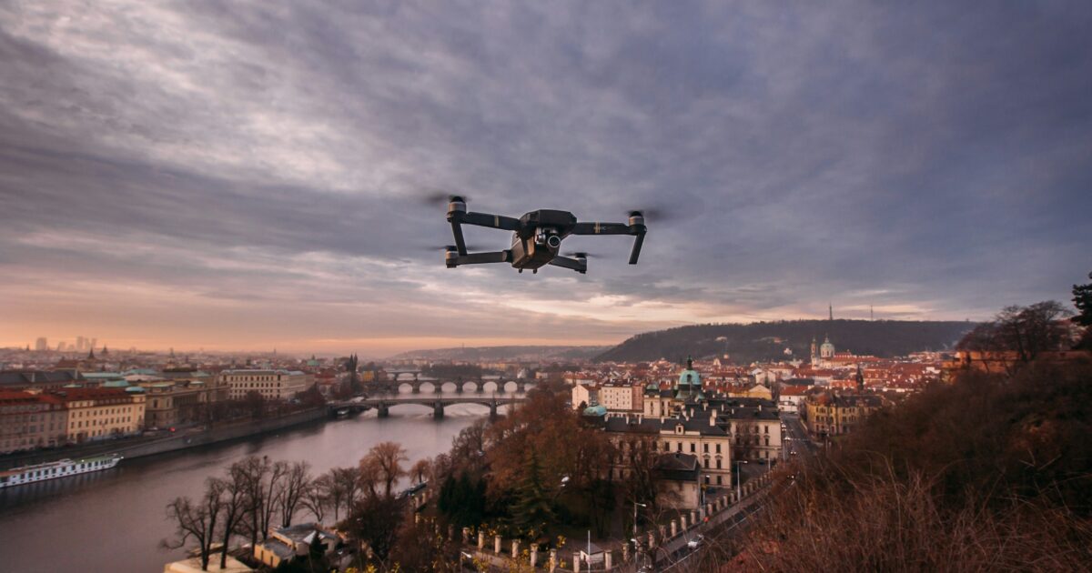 都市の上空を飛行するMavic Proドローン