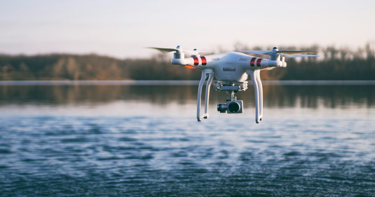 湖の上を飛行するカメラ付きドローン