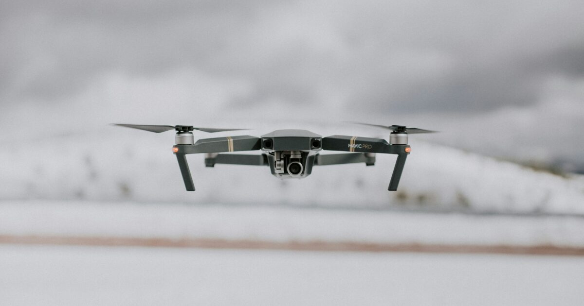 雪景色の中を飛ぶMavic Proドローンの正面