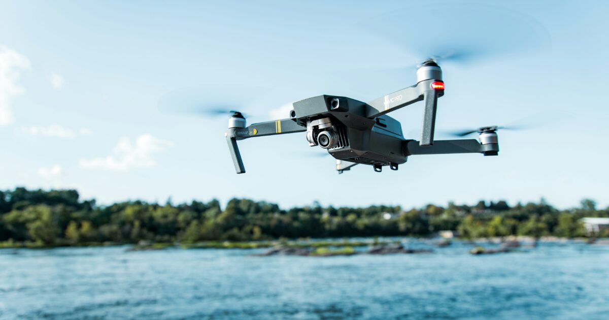 川辺で飛行するMavic Proドローン