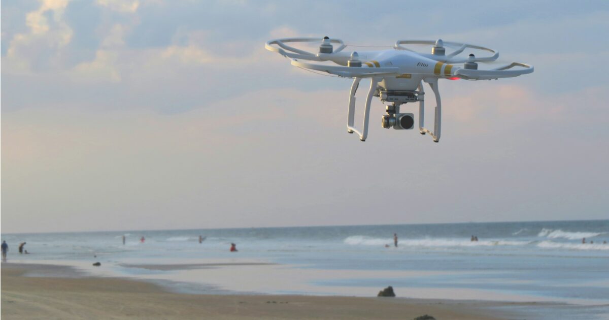 海辺を飛行するPhantomシリーズドローン