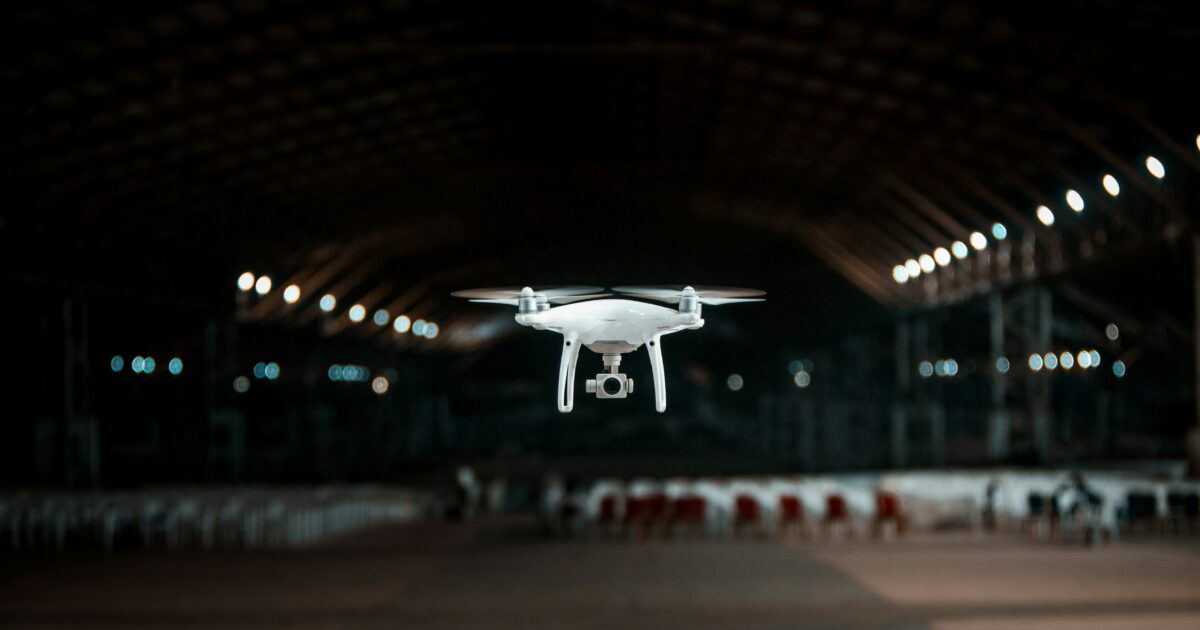 低空で飛行するクローズアップのドローン