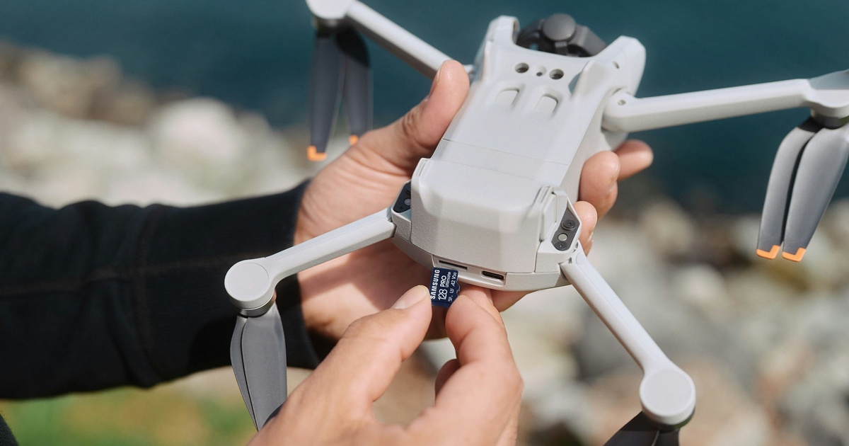 ドローンに挿入されるマイクロSDカードのクローズアップ