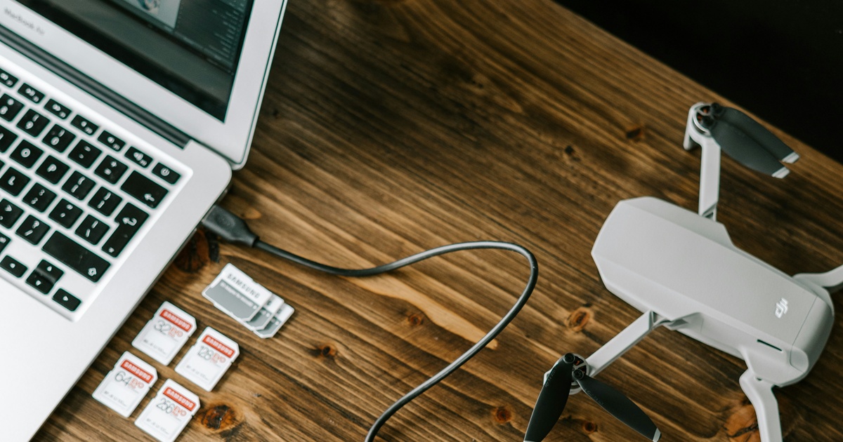 ラップトップとメモリーカードに接続された小型ドローン