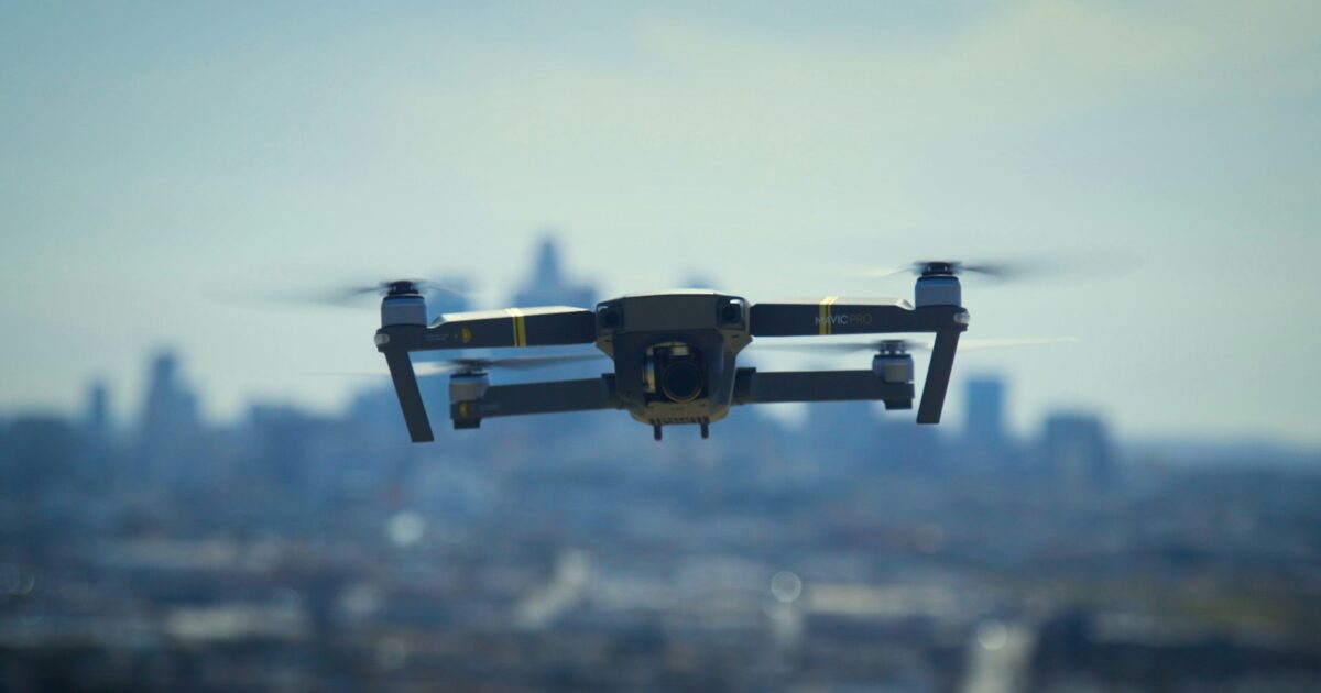 都市の上空を飛行するMavic Proドローン