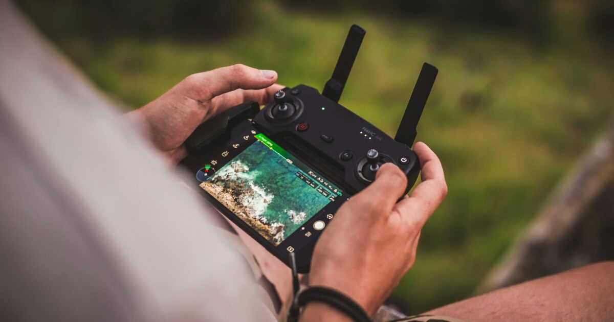 ドローンのリアルタイム映像を映す送信機の手元
