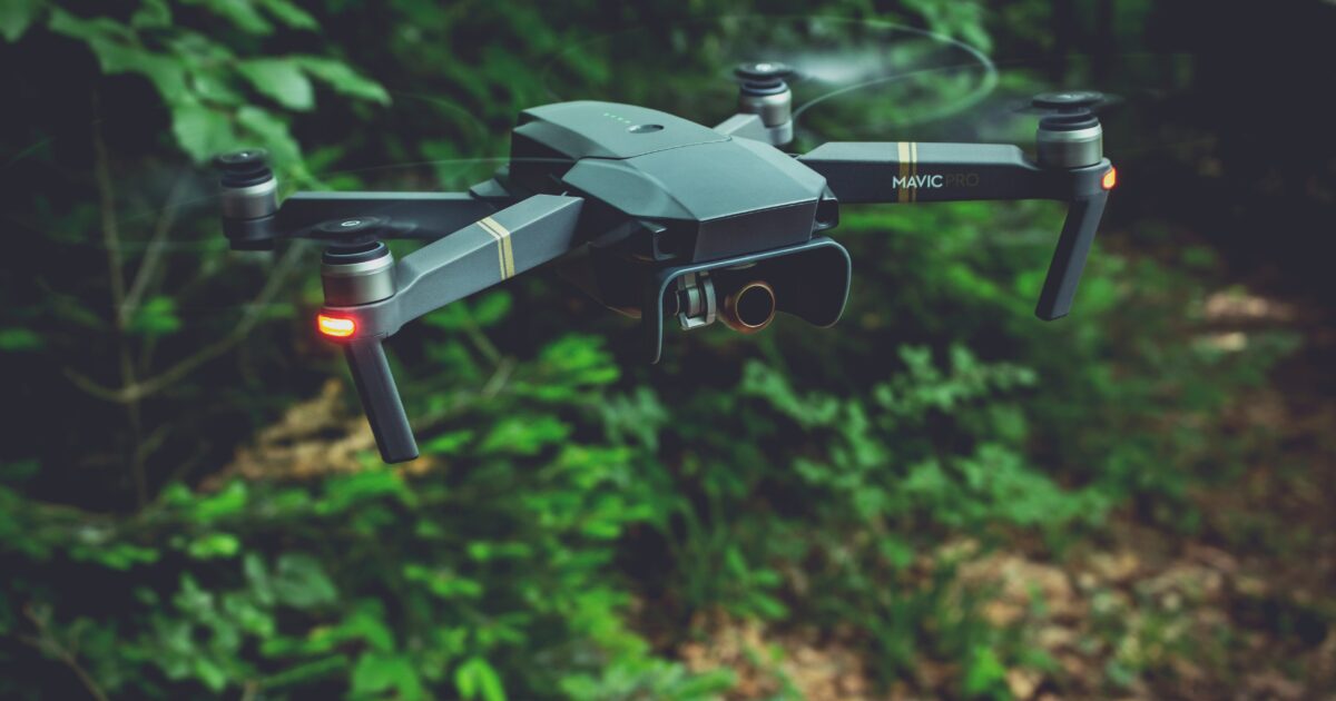 森林の中を飛行するMavic Proドローン